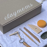 Verschenke kreative Auszeit: Die Clay for One Box ist das ideale Geschenk zum Töpfern zuhause – mit Anleitung, Werkzeug & viel Liebe verpackt.